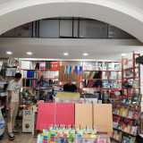 L�ambiente � diviso da una volta ad arco in pietra bianca. Ad aggiungere per� colore ci pensano i variopinti articoli di cancelleria: bloc-notes di varie dimensioni, agende, quaderni e raccoglitori sistemati dietro al bancone